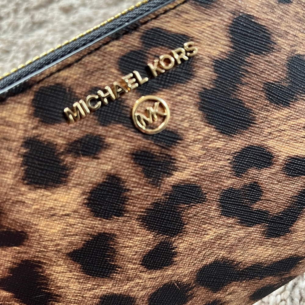 Women’s wristlet purse with strap